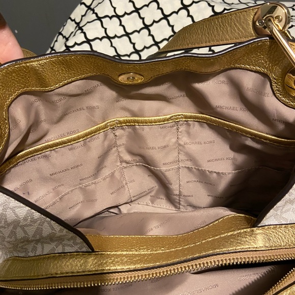 Authentic signature Michael Kors bag - Picture 8 of 10